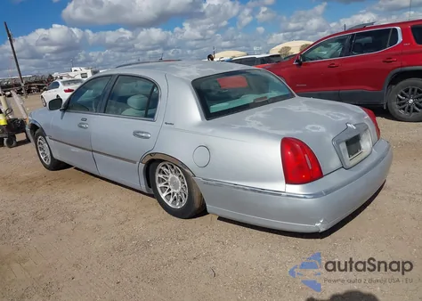 2001 Lincoln Town Car Signature from USA, damaged, VIN 1LNHM82W71Y676368